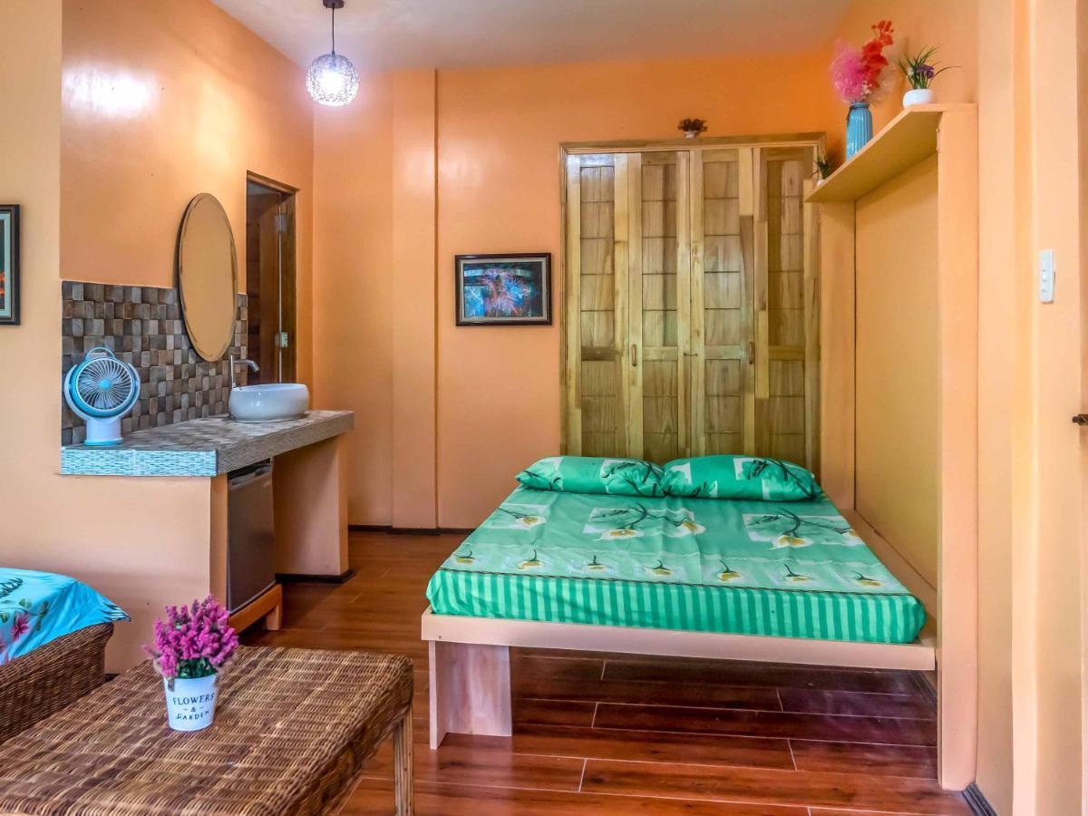 Blue Moon Guesthouse Puerto Princesa Luaran gambar